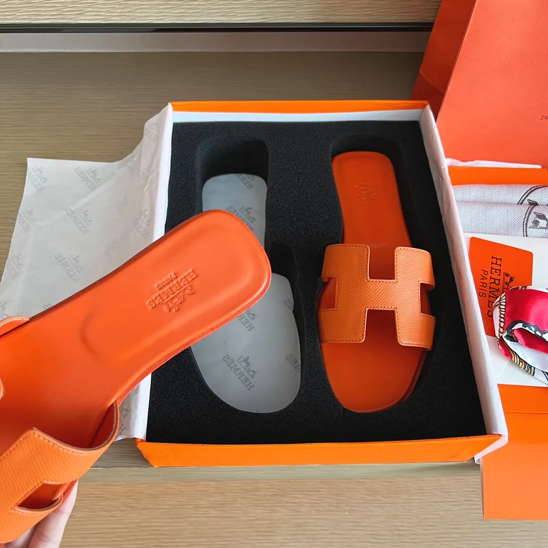 👟👟Ex-factory price 480👟👟Hermès) The packaging has been upgraded, and the layout and workmanship materials have been upgraded. Hermes®🔴Handmade Shoes👟👟 👟👟 Product Hermes Slippers🐎 —————————— The 2023 early spring new model is the same as the original version, purely handmade by masters! ❥High-end customization, exclusive products, industry❥Using: Hermers upper: Italian imported cowhide + original custom-grade Australian sheepskin feet + genuine leather outsole (pursuing walking comfort) 👟👟 ~~〰〰〰〰❥ Packaging: ✔🚦Pay attention to the exclusive packaging 〰Original quality on sale━━━━Hermes━━━━━ size: 35-40 (34.41.42 custom-made, non-refundable)